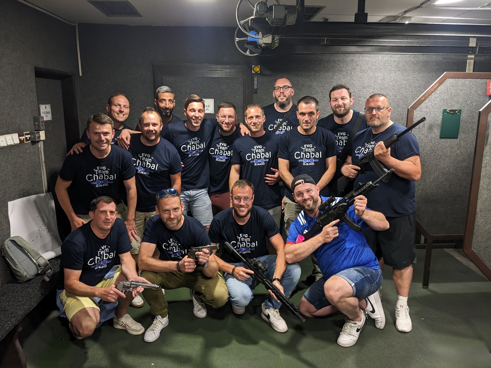 AK-47 / Scorpion EVO + 2 Wapens / 33 Patronen